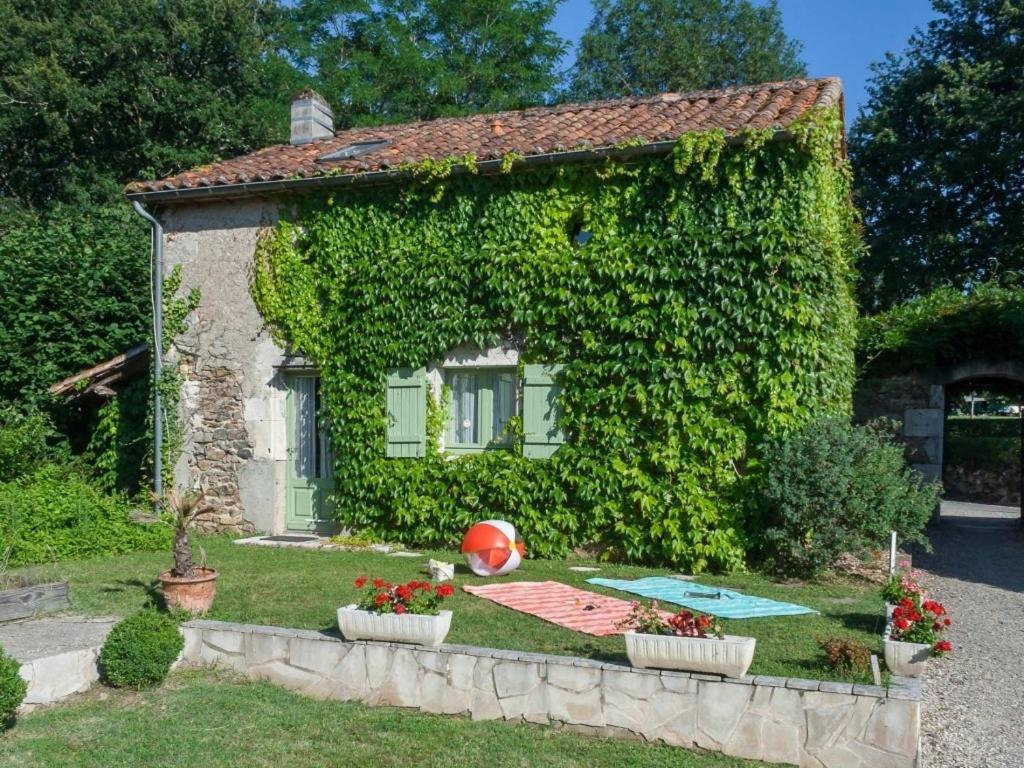 Camping Les Gorges Du Chambon Hotel Eymouthiers  Bagian luar foto