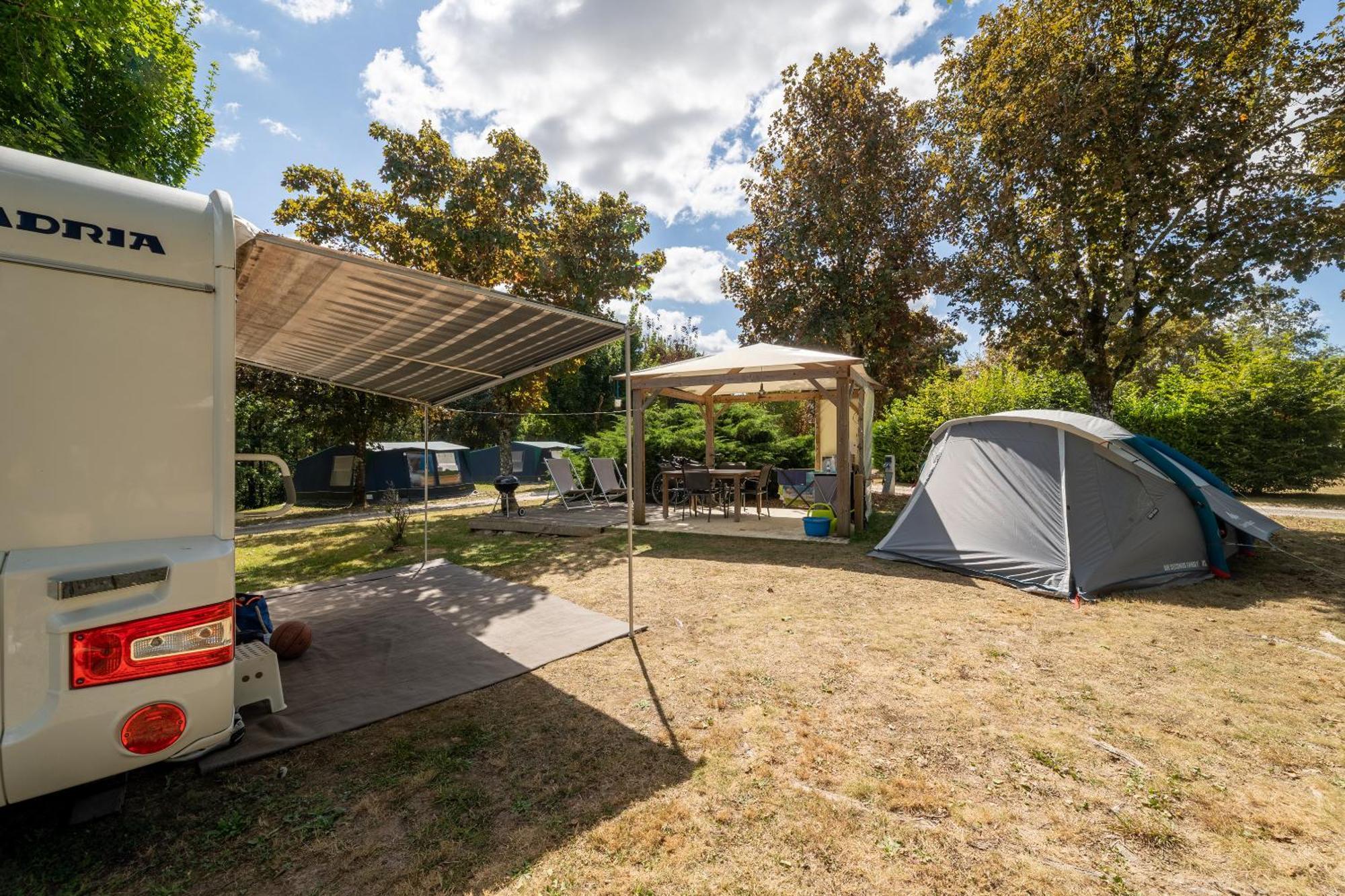 Camping Les Gorges Du Chambon Hotel Eymouthiers  Bagian luar foto